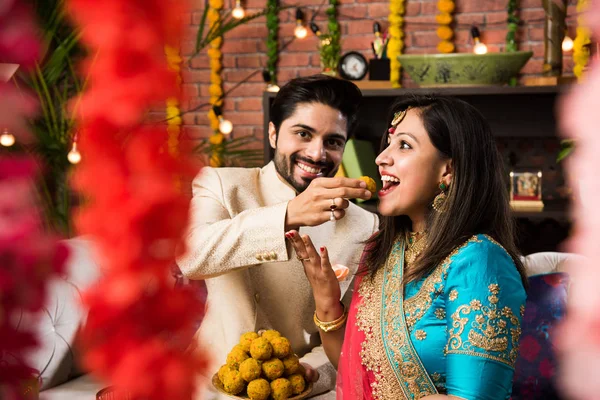 India Inteligente Pareja Comiendo Dulce Laddu Diwali Aniversario Enfoque Selectivo —  Fotos de Stock