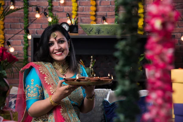 Chica India Sosteniendo Diwali Diya Ropa Tradicional Haciendo Clic Foto —  Fotos de Stock