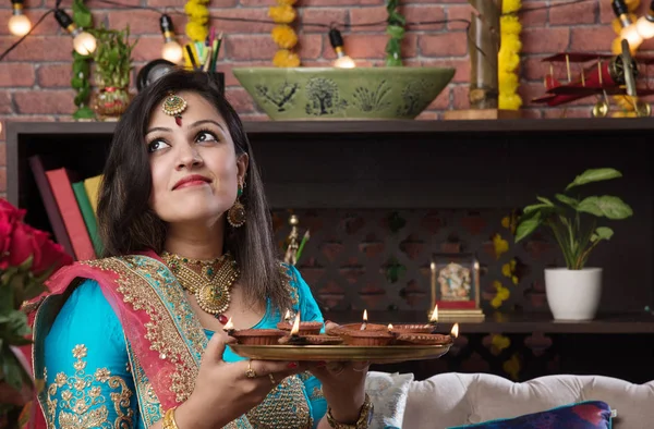 Ragazza Indiana Che Tiene Diwali Diya Abbigliamento Tradizionale Cliccando Foto — Foto Stock