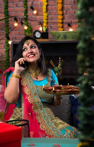 Chica India Sosteniendo Diwali Diya Ropa Tradicional Haciendo Clic Foto — Foto de Stock