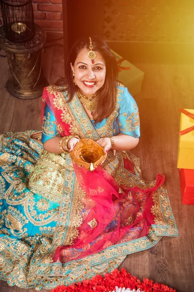 Krásná Indická Dívka Která Drží Díja Diwalských Festivalových Nočních Vrcholovém — Stock fotografie