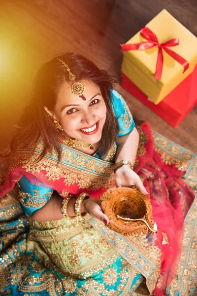 Vacker Indisk Flicka Holding Diya Diwali Festival Night Uppifrån Selektiv — Stockfoto