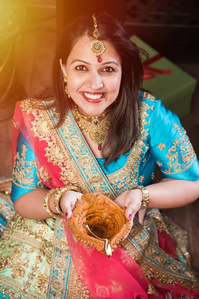 Schöne Indische Mädchen Hält Diya Auf Diwali Festival Nacht Top — Stockfoto