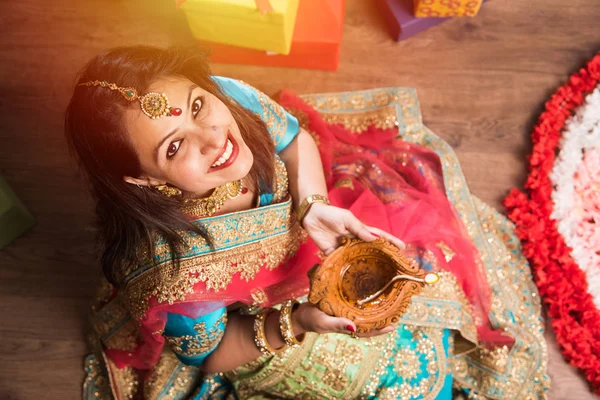 Hermosa Chica India Sosteniendo Diya Diwali Festival Noche Top View —  Fotos de Stock