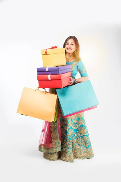 Chica India Con Bolsas Compras Cajas Regalo Pie Aislado Sobre — Foto de Stock