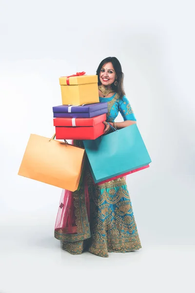 Chica India Con Bolsas Compras Cajas Regalo Pie Aislado Sobre — Foto de Stock
