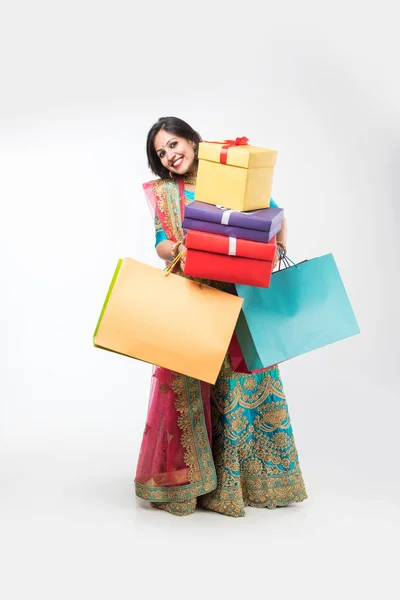 Indyjska Dziewczyna Torby Zakupy Pudełka Prezenty Stojący Białym Tle — Zdjęcie stockowe