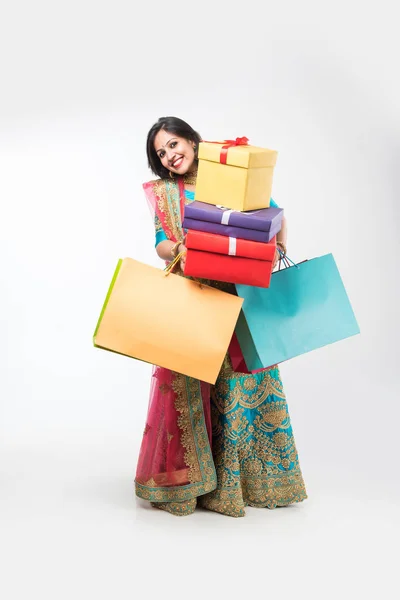 Chica India Con Bolsas Compras Cajas Regalo Pie Aislado Sobre — Foto de Stock