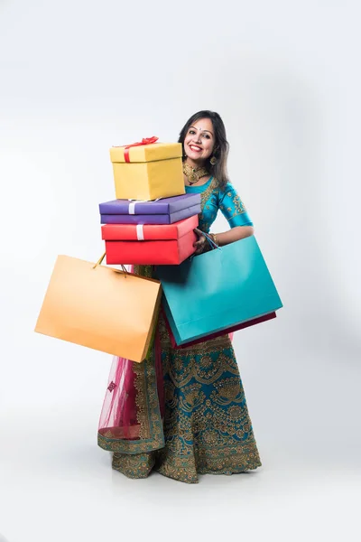 Chica India Con Bolsas Compras Cajas Regalo Pie Aislado Sobre — Foto de Stock