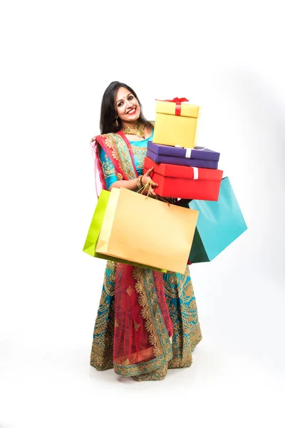 Chica India Con Bolsas Compras Cajas Regalo Pie Aislado Sobre — Foto de Stock