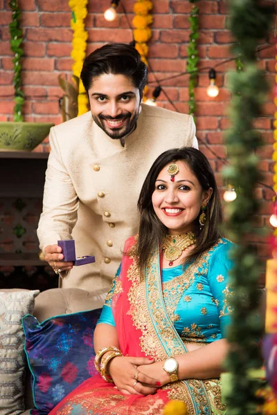 Indisk Man Ger Överraskning Gåva Till Hustru Smycken Diwali Eller — Stockfoto