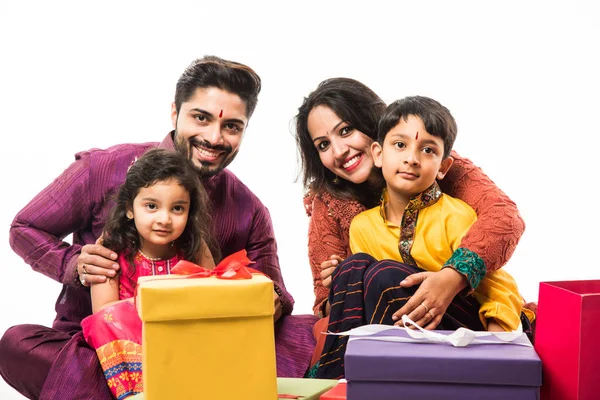 Indiase Familie Vieren Diwali Deepavali Traditionele Slijtage Terwijl Zitten Geïsoleerd — Stockfoto