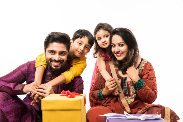 Famiglia Indiana Che Celebra Diwali Deepavali Abbigliamento Tradizionale Mentre Seduto — Foto Stock
