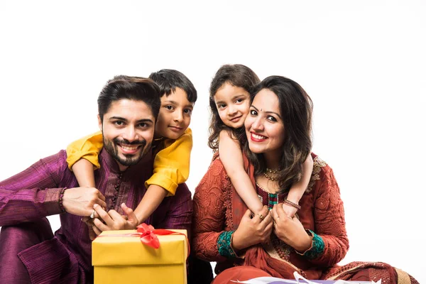 Famiglia Indiana Che Celebra Diwali Deepavali Abbigliamento Tradizionale Mentre Seduto — Foto Stock