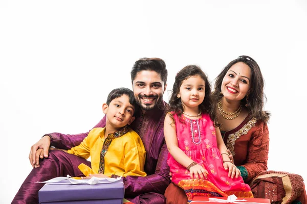 Indiase Familie Vieren Diwali Deepavali Traditionele Slijtage Terwijl Zitten Geïsoleerd — Stockfoto