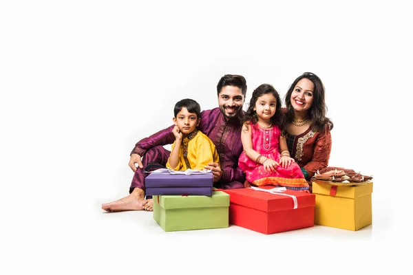 Famiglia Indiana Che Celebra Diwali Deepavali Abbigliamento Tradizionale Mentre Seduto — Foto Stock