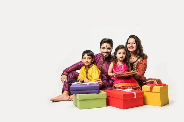 Indyjska Rodzina Świętuje Diwali Deepavali Tradycyjnym Zużyciu Siedząc Białym Tle — Zdjęcie stockowe