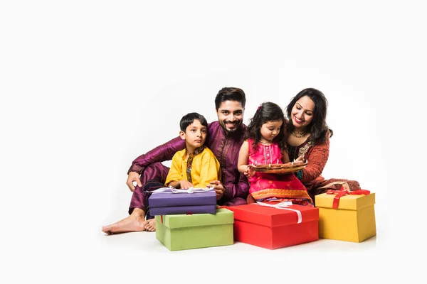 Famiglia Indiana Che Celebra Diwali Deepavali Abbigliamento Tradizionale Mentre Seduto — Foto Stock