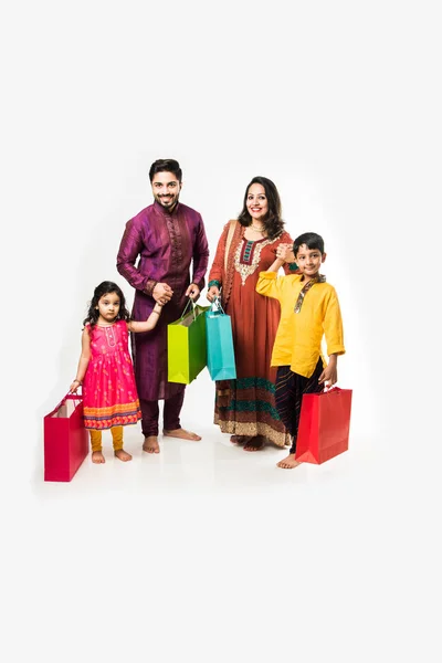 Индийская Семья Празднует Дивали Дипавали Традиционной Одежде Пакетами Покупок Стоя — стоковое фото