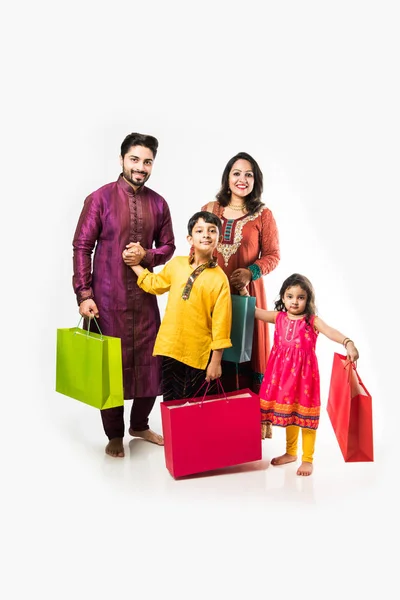 Indiase Familie Viert Diwali Deepavali Traditionele Kleding Met Boodschappentassen Geïsoleerd — Stockfoto