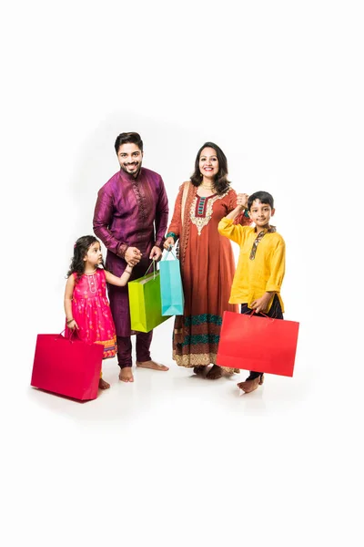 Indiase Familie Viert Diwali Deepavali Traditionele Kleding Met Boodschappentassen Geïsoleerd — Stockfoto
