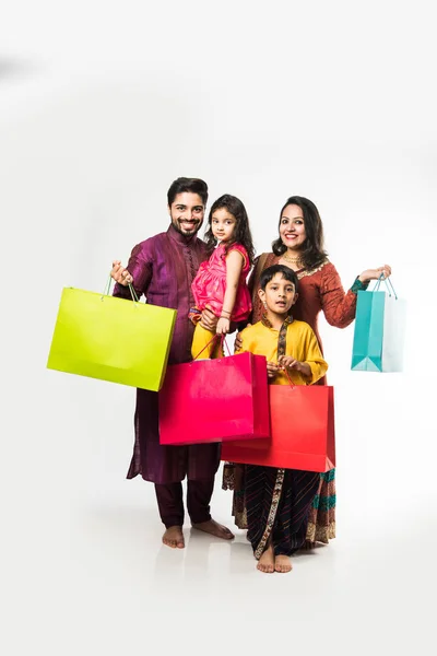 Indiase Familie Viert Diwali Deepavali Traditionele Kleding Met Boodschappentassen Geïsoleerd — Stockfoto