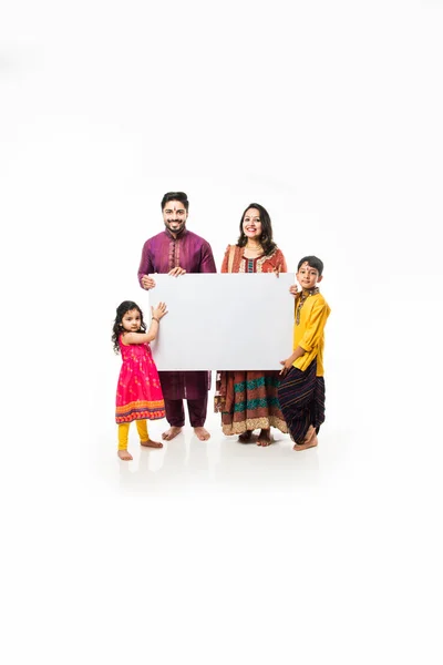 인디언 가족들은 왈리를 축하하면서 플래카드를 배경에 고립된 카메라를 — 스톡 사진