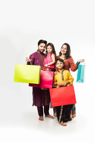 Indiase Familie Viert Diwali Deepavali Traditionele Kleding Met Boodschappentassen Geïsoleerd — Stockfoto