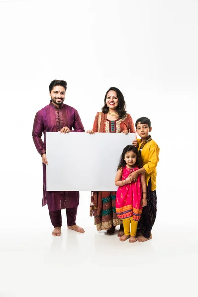 Indiase Familie Vieren Diwali Terwijl Het Houden Van Blanco Wit — Stockfoto