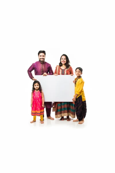 ブランクホワイトボード プラカードを保持しながら インドの家族はディワリを祝う 白い背景の上に隔離され カメラを見ると — ストック写真