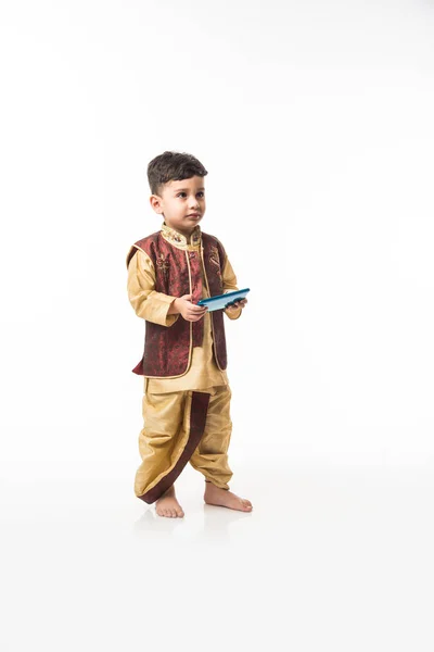用智能手机 手机游戏或观看视频描绘穿着传统服装的可爱的印度小男孩 与白人背景隔离 — 图库照片
