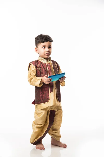 Portræt Sød Lille Indisk Dreng Traditionelt Slid Ved Hjælp Smartphone - Stock-foto