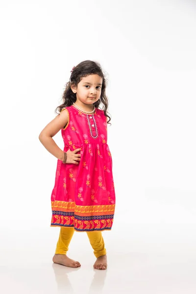 可爱的印度小女孩的画像 孤立地站在白色背景上 — 图库照片