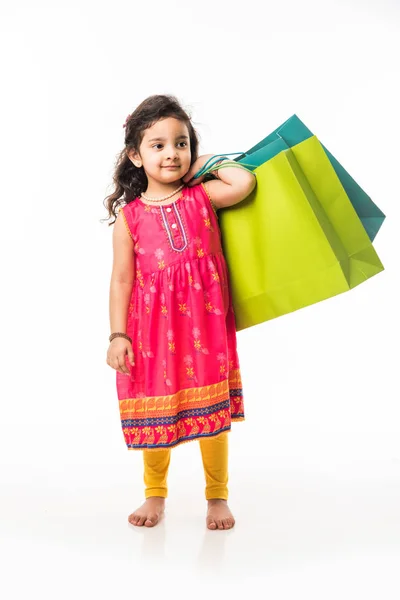印度小女孩提着购物袋 孤零零地站在白色的背景下 — 图库照片