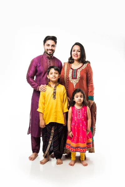 Familia Joven India Cuatro Ropa Tradicional Pie Aislado Sobre Fondo Fotos de stock