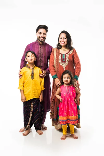 Hint Ailesi Geleneksel Kıyafetleriyle Diwali Deepavali Kutlarken Beyaz Arka Planda Telifsiz Stok Fotoğraflar