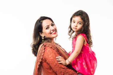 Mutlu Hintli anne portresi geleneksel etnik kıyafetlerle bir festival gününde kızına sarılıyor, beyaz arka planda tek başına dikiliyor.
