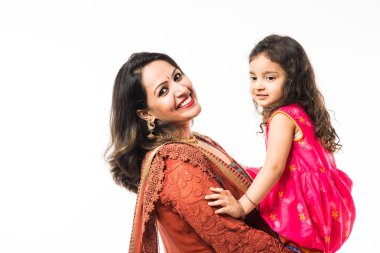 Mutlu Hintli anne portresi geleneksel etnik kıyafetlerle bir festival gününde kızına sarılıyor, beyaz arka planda tek başına dikiliyor.