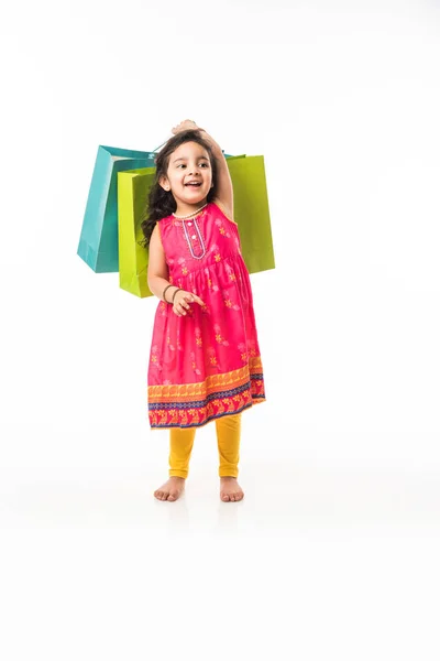 India Niña Pequeña Sosteniendo Bolsas Compras Pie Aislado Sobre Fondo — Foto de Stock