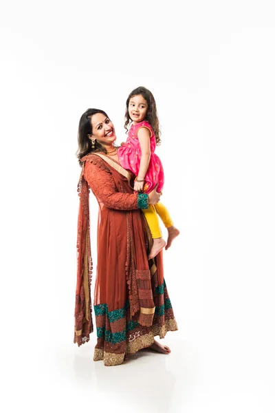 Retrato Feliz Madre India Abrazando Hija Con Ropa Étnica Tradicional — Foto de Stock