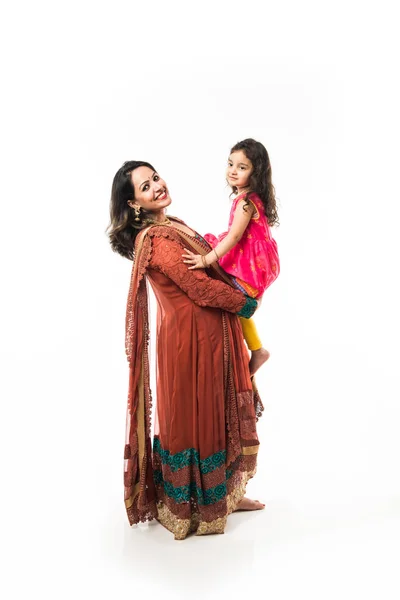 Retrato Feliz Madre India Abrazando Hija Con Ropa Étnica Tradicional — Foto de Stock