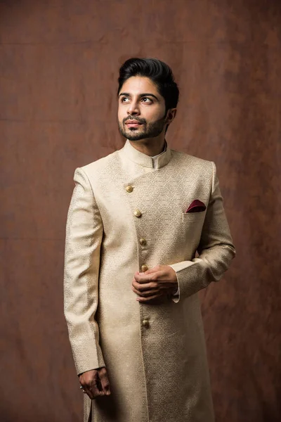 Индийский Мужчина Традиционной Одежде Курта Пижама Мужчина Модель Шервани Позирует — стоковое фото
