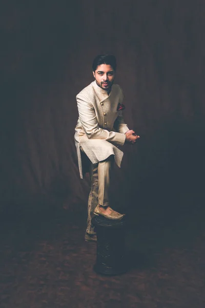 Geleneksel Giysili Hintli Adam Kurta Pijama Kumaşlı Sherwani Erkek Model — Stok fotoğraf