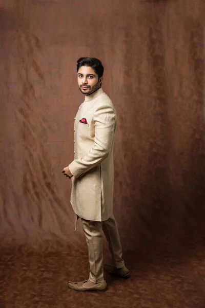 Geleneksel Giysili Hintli Adam Kurta Pijama Kumaşlı Sherwani Erkek Model — Stok fotoğraf