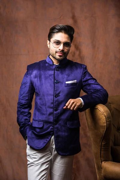 Indian Man Draagt Etnische Traditionele Kleding Fashion Model Met Paarse — Stockfoto