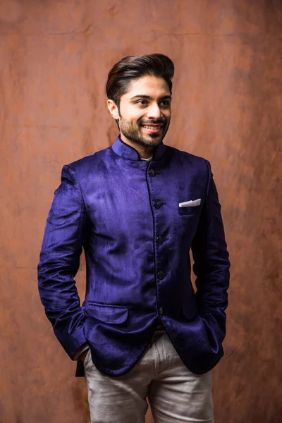 Indian Man Draagt Etnische Traditionele Kleding Fashion Model Met Paarse — Stockfoto