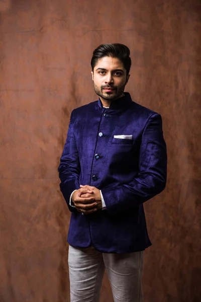 Индийский Мужчина Носит Этническую Традиционную Одежду Модель Фиолетовым Пальто Белые — стоковое фото
