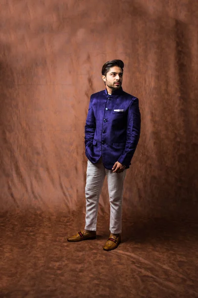 Indian Man Draagt Etnische Traditionele Kleding Fashion Model Met Paarse — Stockfoto