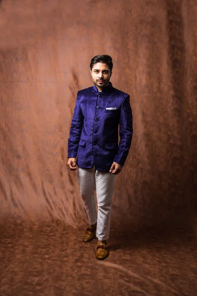 Indian Man Porte Des Tissus Ethniques Traditionnels Modèle Mode Avec — Photo