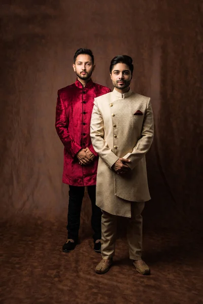 Två Indiska Män Bär Etniska Eller Traditionella Dukar Man Mode — Stockfoto
